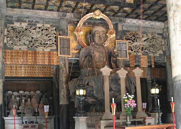 Главный объект поклонения - статуя покровителя детей и преступников Дзидзо