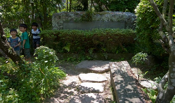 Слева от главного храма - большая каменная плита с металлическим листом, со стихотворением Миядзава Кэндзи "Не поддаваясь ни дождю, ни ветру" (雨ニモマケズ)